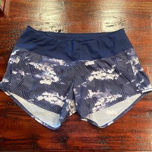 Oiselle running shorts W’s size 6 blue cloud linear print with built in liners